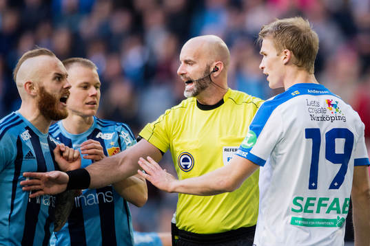 Domare Stefan Johannesson håller isär Djurgårdens Magnus