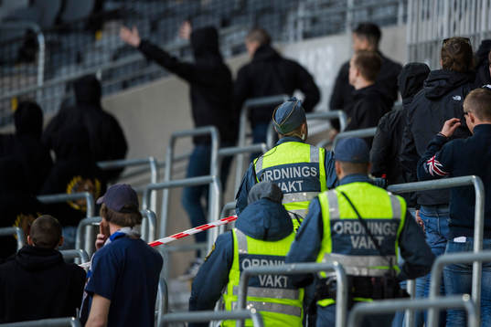 Ordningsvakter tar sig in på läktaren när det blir