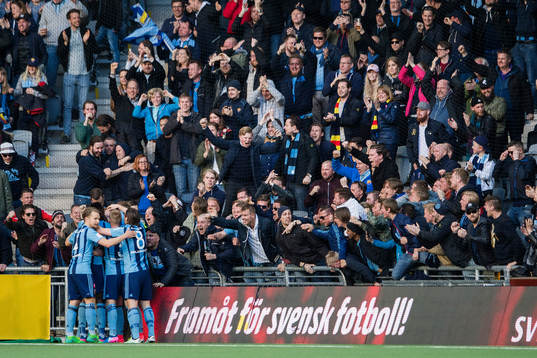 Djurgårdens spelare jublar med publiken efter att Magnus Eriksson gjort 2-2