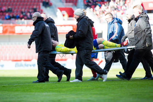 Degerfors målvakt Oscar Klasson bärs ut på bår