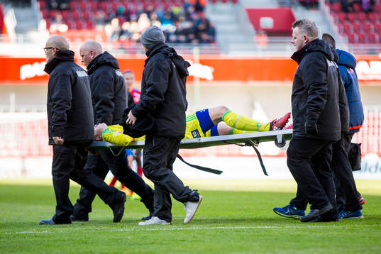  Degerfors målvakt Oscar Klasson bärs av planen på bår