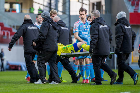 Degerfors målvakt Oscar Klasson bärs ut på bår efter ett befarat benbrott