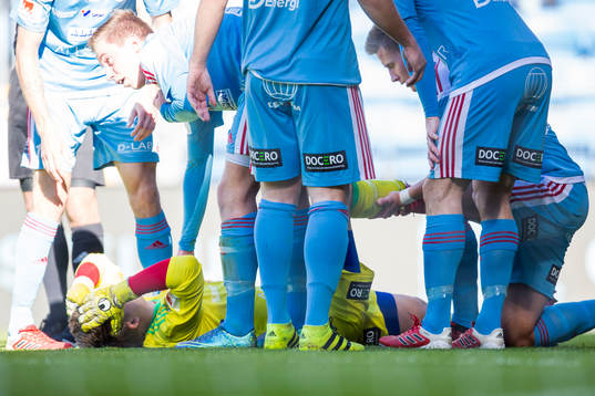 Degerfors målvakt Oscar Klasson blir liggandes efter ett befarat benbrott