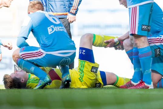 Degerfors målvakt Oscar Klasson blir liggandes efter ett befarat benbrott