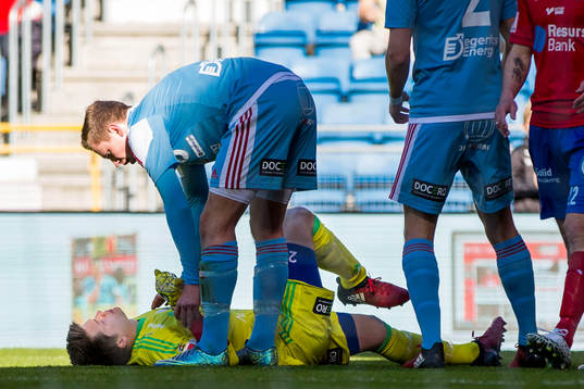 Degerfors målvakt Oscar Klasson blir liggandes