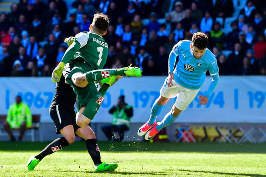 Örebros målvakt Oscar Jansson räddar skott framför Malmö FFs Erdal Rakip