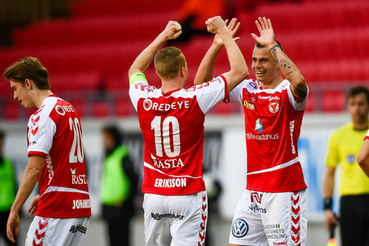 Kalmars Melker Hallberg och Tobias Eriksson  jublar efter 1-0