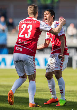 Kalmars Viktor Elm gör 2-0 målet på frispark och jublar tillsammans med Romário Pereira Sipião 