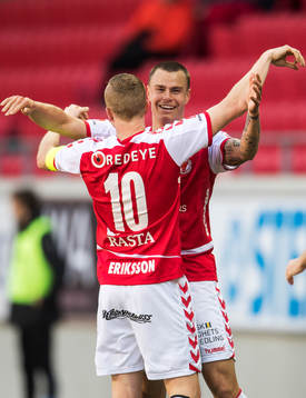 Kalmars Melker Hallberg jublar tillsammans med Tobias Eriksson efter sitt 1-0 mål