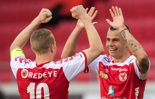 Kalmars Melker Hallberg jublar tillsammans med Tobias Eriksson efter sitt 1-0 mål