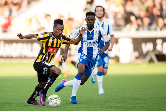 Häckens Nasiru Mohammed mot IFK Göteborgs Abdul Razak