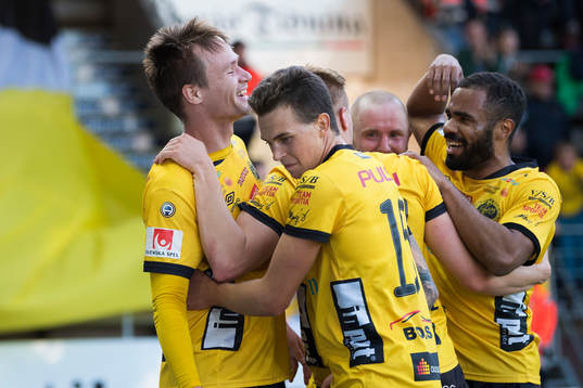 Elfsborgs Viktor Prodell jublar med Rasmus Rosenqvist, Simon Lundevall och Alex Dyer efter mål