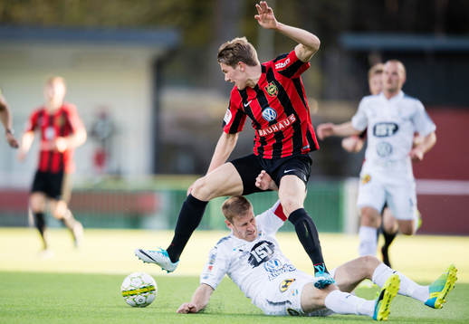 Brommapojkarnas Viktor Gyökeres i en duell med Östers
