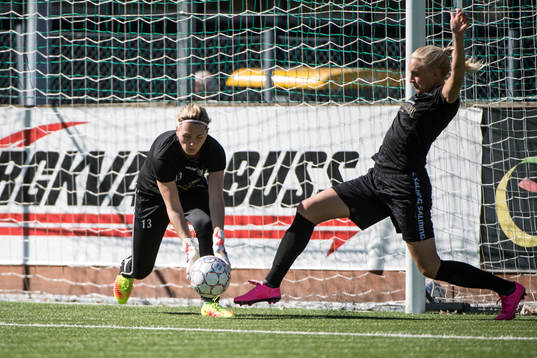 Göteborgs målvakt Jennifer Falk och Pernilla Milton