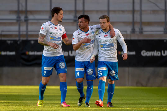 Värnamos Pär Cederqvist, Liridon Silka och Victor Nilsson jublar efter 1-1 