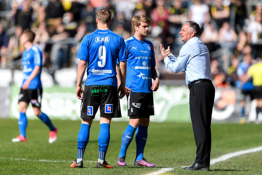 Halmstads Marcus Mathisen pratar med tränare Jan Jönsson