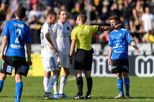 s Nils-Eric Johansson pratar med domare Kristoffer Karlsson