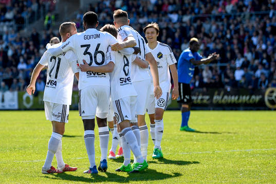 s Johan Blomberg jublar med lagkamrater efter 0-1 under fotbollsmatchen i Allsvenskan mellan Halmstad och AIK den 6 maj 2017 i Halmstad.