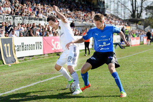 s Stefan Ishizaki och Halmstads Marcus Johansson under fotbollsmatchen i Allsvenskan mellan Halmstad och AIK den 6 maj 2017 i Halmstad.
