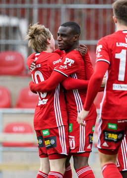 Piteås Moses Duckrell (m) jublar tillsammans med Gustav Nordh (v) efter sitt 1-0 mål