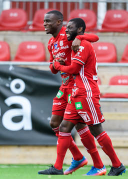 Piteås Moses Duckrell (v) jublar tillsammans med Samuel Naiwo (h) efter sitt 1-0 mål