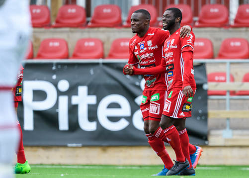 Piteås Moses Duckrell (v) jublar tillsammans med Samuel Naiwo (h) efter sitt 1-0 mål