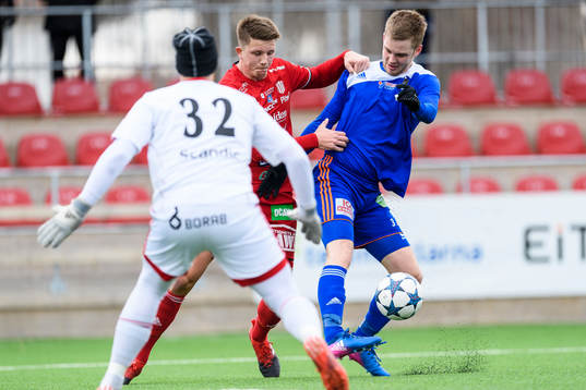 Piteås Joel Edström i kamp med Bollnäs Viktor Lönnberg