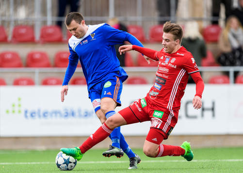 Bollnäs Alen Bahonjic i kamp med Piteås Alex Naylor
