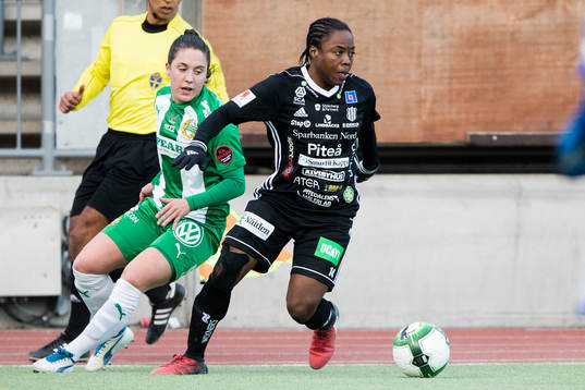 Hammarbys Alma Nygren i kamp om bollen med Piteås Faith