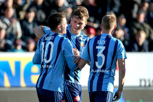 Djurgårdens Jesper Karlström jublar med Kerim Mrabti och Elliot Käck efter 0-4