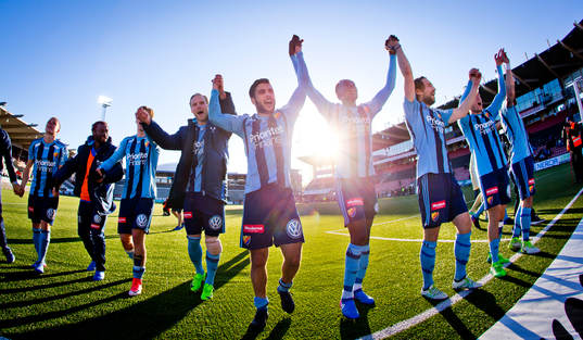 Djurgården firar segern framför fansen