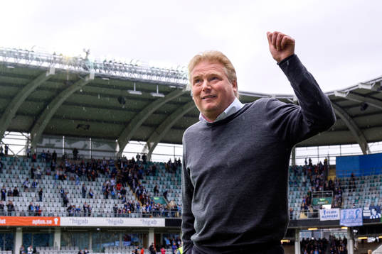 IFK Göteborgs tränare Jörgen Lennartsson tackar publiken