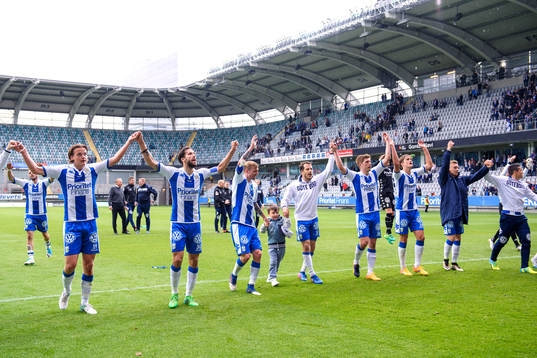 IFK Göteborgs August Erlingmark, Mattias Bjärsmyr, Sebastian Eriksson, Tobias Hysen, Mikael Boman  och Thomas Rogne tackar publiken