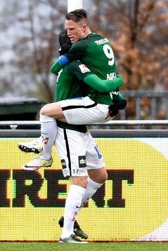 Jönköpings Daryl Smylie jublar med lagkamrater