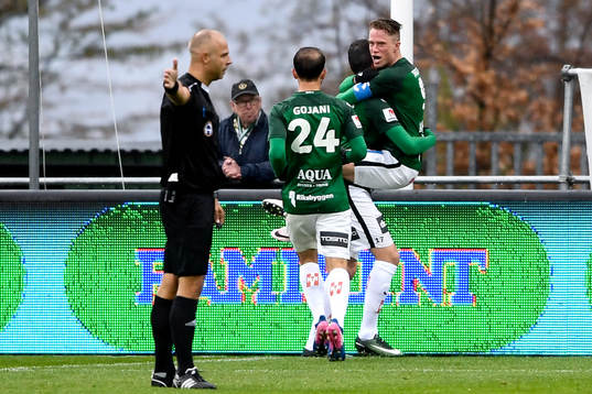 Jönköpings Daryl Smylie jublar med lagkamrater