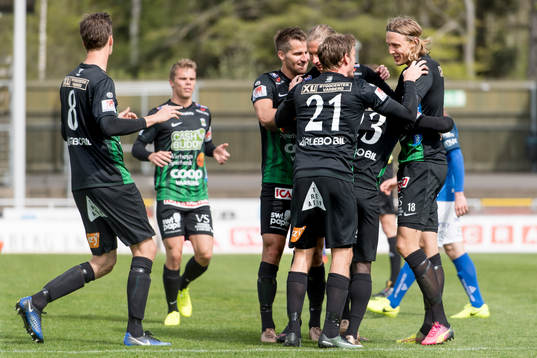 Varbergs spelare jublar efter att Thomas Boakye gjort 1-0