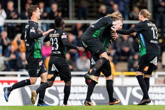 Varbergs Anton Liljenbäck har gjort 2-0 och jublar