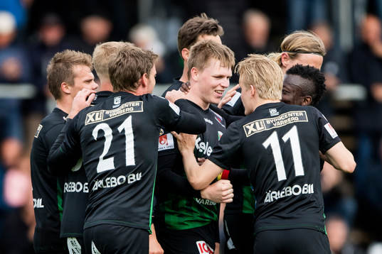 Varbergs Anton Liljenbäck (i mitten) har gjort 2-0 och jublar med laget