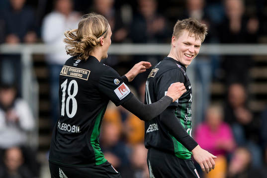 Varbergs Anton Liljenbäck (h) jublar efter 2-0 och sitt första mål i Varbergströjan