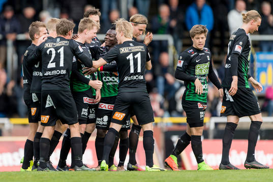 Varbergs Anton Liljenbäck (h) jublar och blir gratulerad av sina lagkamrater efter 2-0 och sitt första mål i Varbergströjan