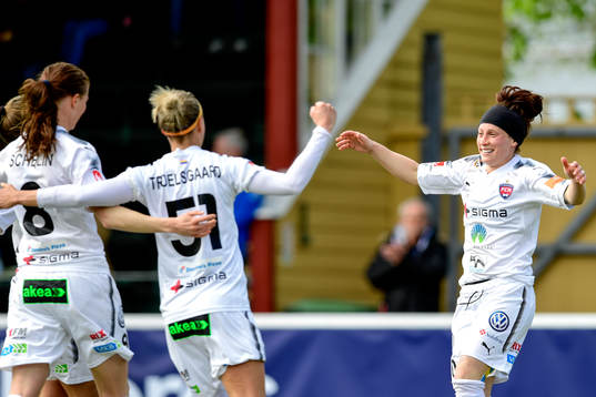 Rosengårds Ella Masar McLeod jublar med lagkamrater