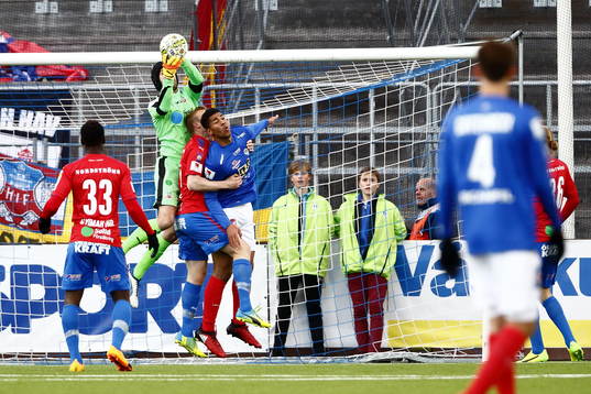 Helsingborgs Matthew Robert Pyzdrowski räddar bollen
