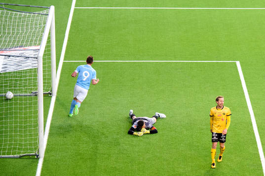 Malmö FFs Markus Rosenberg jublar efter att Jo Inge Berget (ej i bild) gjort 1-2 bakom Elfsborgs målvakt Kevin Stuhr Ellegaard och Anders Randrup