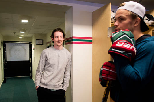 Nyförvärvet Adam Almqvist pratar med Oscar Fantenberg