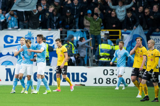 Malmö FFs Magnus Wolff Eikrem klappas om av Anton Tinnerholm och Markus Rosenberg efter att gjort 1-2
