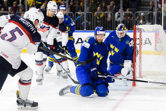 Sveriges Alexander Edler och målvakt Viktor Fasth