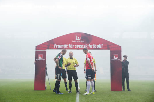 Slantsingling mellan GAIS Steven Old och Örgrytes Johan