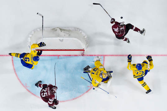 Sveriges Anton Strålman, målvakt Eddie Läck och Victor