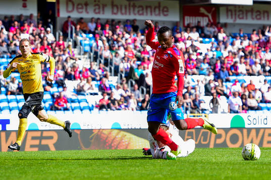 Helsingborgs Monday Samuel faller efter en situation med Frejs målvakt Ruben Åhman utanför straffområdet