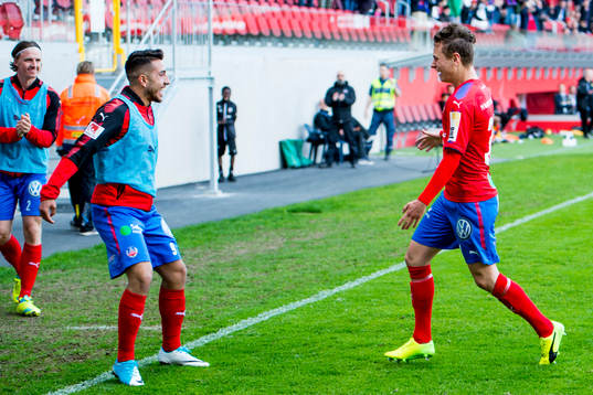 Helsingborgs Moustafa Zeidan jublar med Alex Timossi Andersson som gjort 2-1